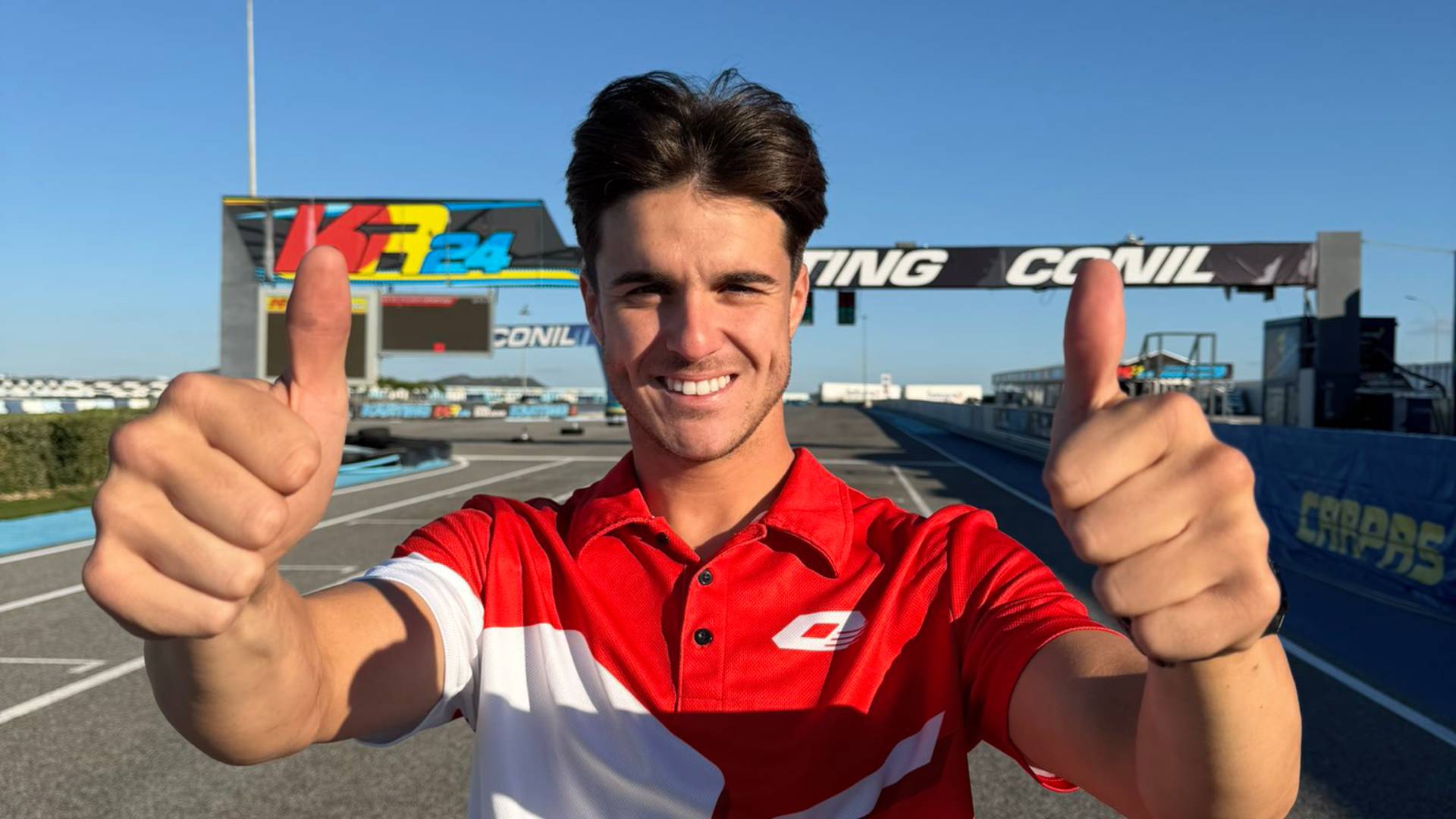 Marcos Ramírez celebra con los pulgares en alto su contratación como piloto de QJMotor. Ramírez correrá en Supersport con QJMotor.