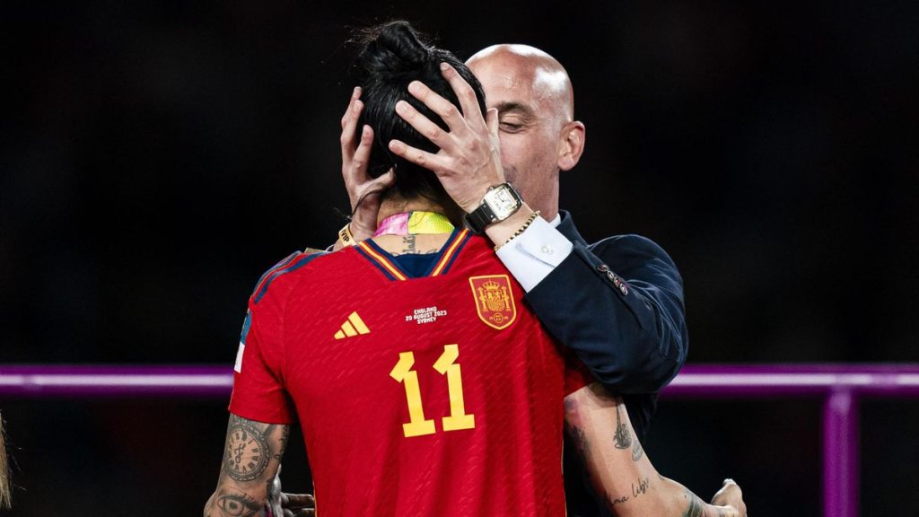 Luis Rubiales se dispone a besar a la futbolista Jenny Hermoso durante la celebración del título mundial conseguido por la Selección Española de fútbol femenina en 2023.