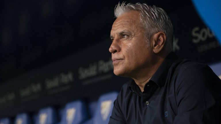 Sergio Pellicer sentado en uno de los banquillos de La Rosaleda en un partido de liga jornadas antes de ser destituido por el Málaga CF.