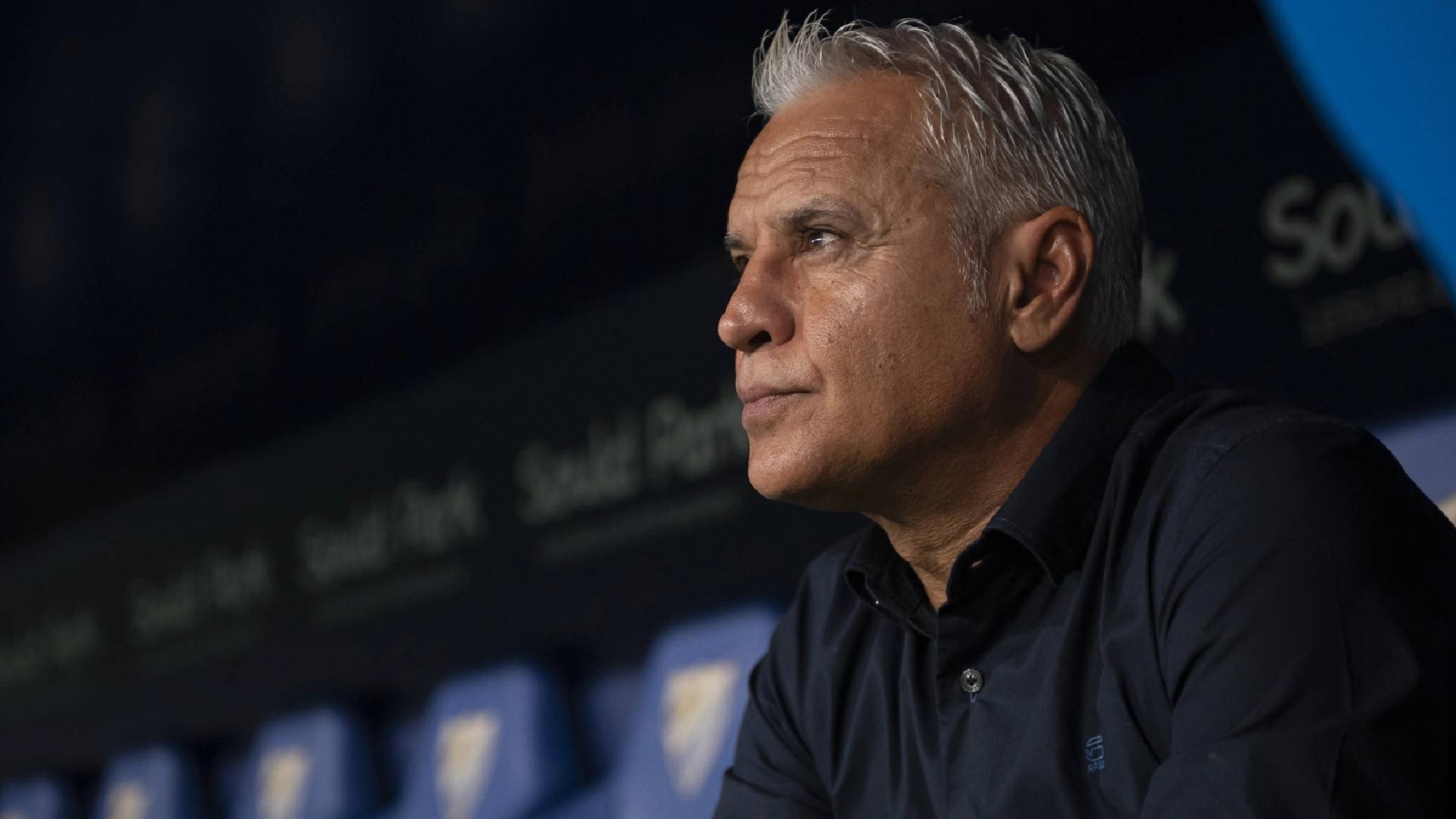 Sergio Pellicer sentado en uno de los banquillos de La Rosaleda en un partido de liga jornadas antes de ser destituido por el Málaga CF.