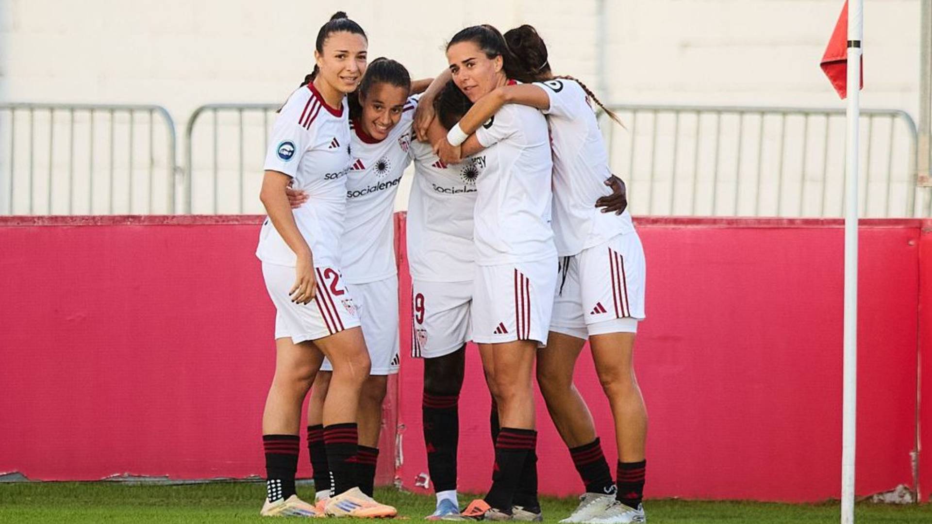 Celebración de las jugadoras sevillistas del gol de la victoria ante el DUX que les permite mirar hacia arriba en la clasificación.