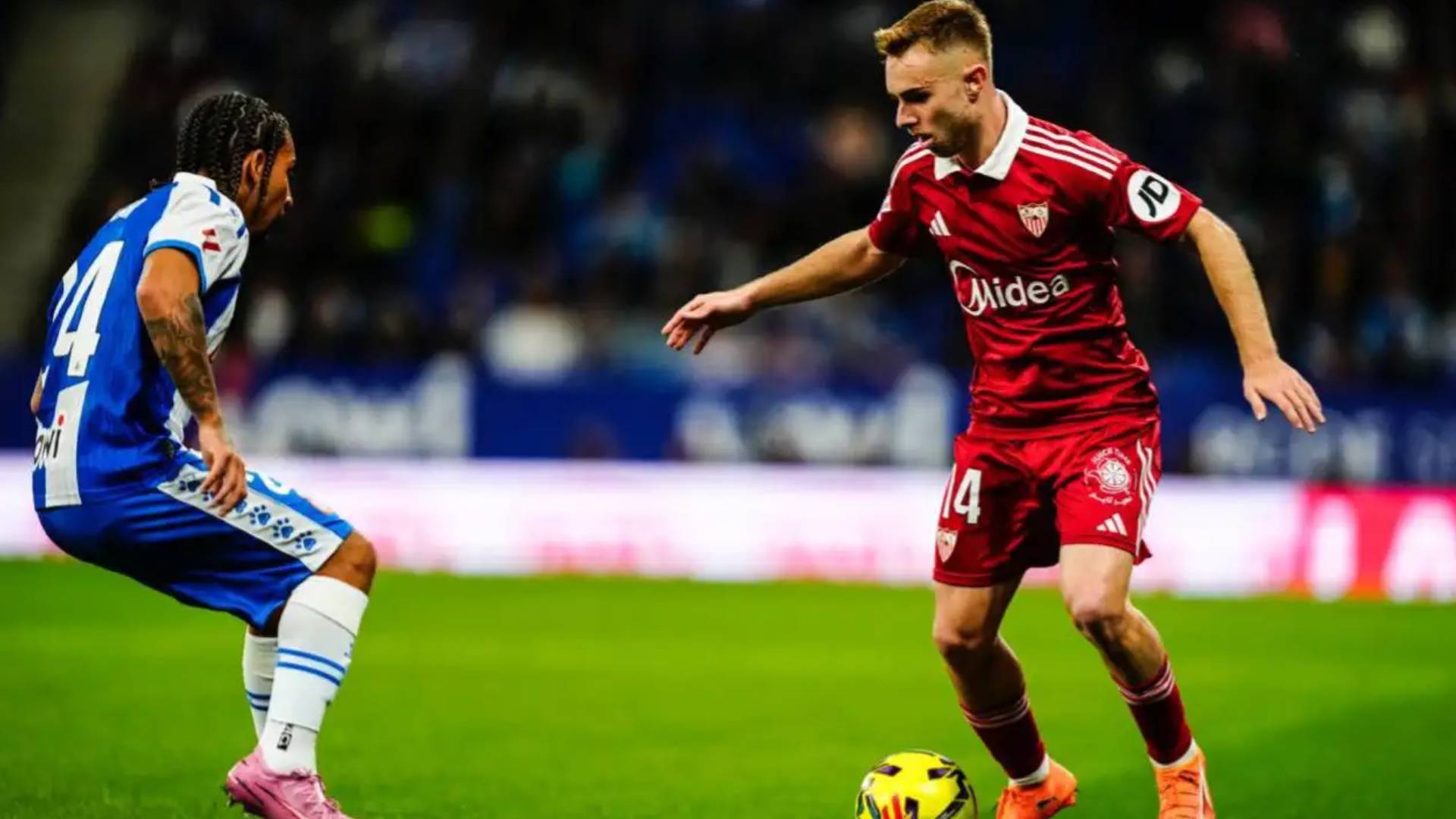 Peque encara a Dolan en una jugada del Espanyol - Sevilla. El partido estuvo marcado por la poca efectividad hispalense y las lesiones de jugadores importantes.