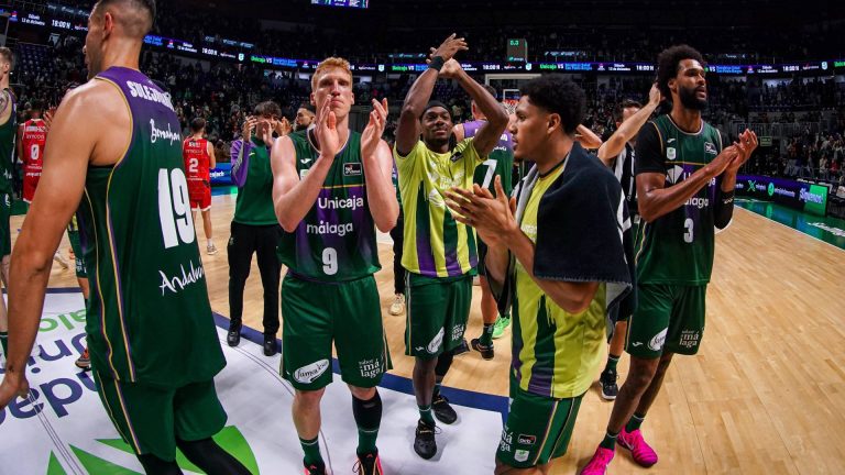 Los jugadores de Unicaja celebran la victoria ante Manresa que confirma la llegada al parón en racha ascendente.