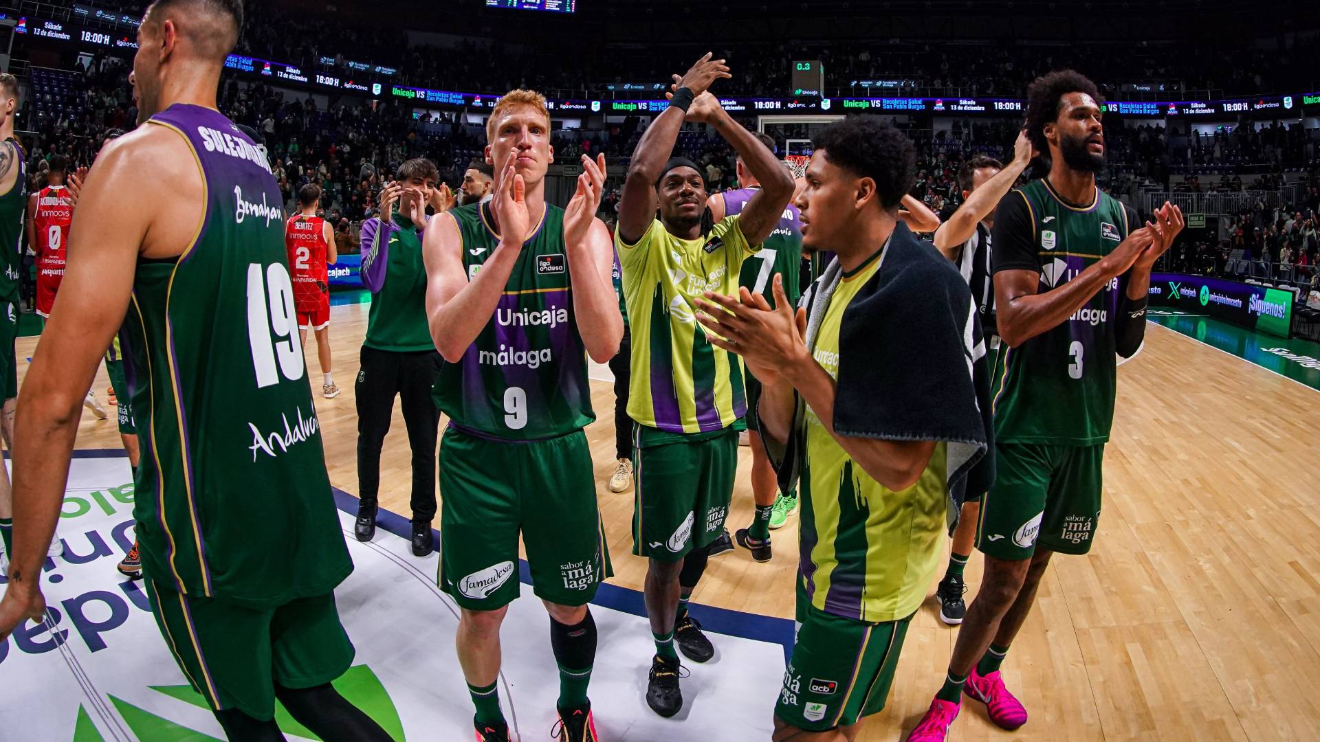 Los jugadores de Unicaja celebran la victoria ante Manresa que confirma la llegada al parón en racha ascendente.