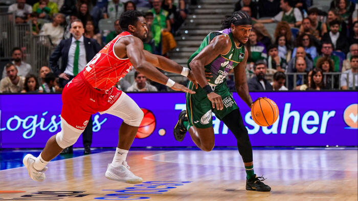 Kendrick Perry (Unicaja) inicia la acción de ataque de su equipo presionado por un jugador del Baxi Manresa en el último partido antes del parón, al que llega en racha ascendente.