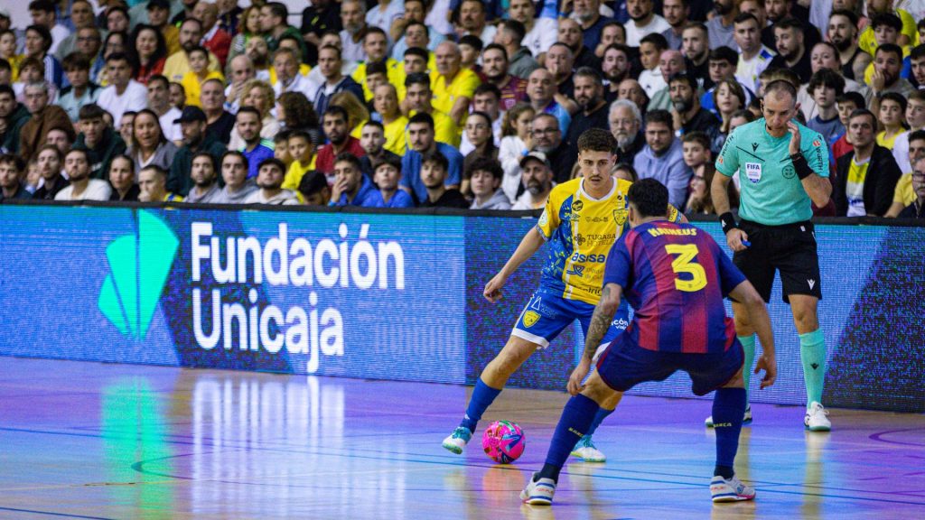 Un jugador del CD Virgili encara con el balón a otro del FC Barcelona en el partido que medía a ambos conjuntos en Copa del Rey.