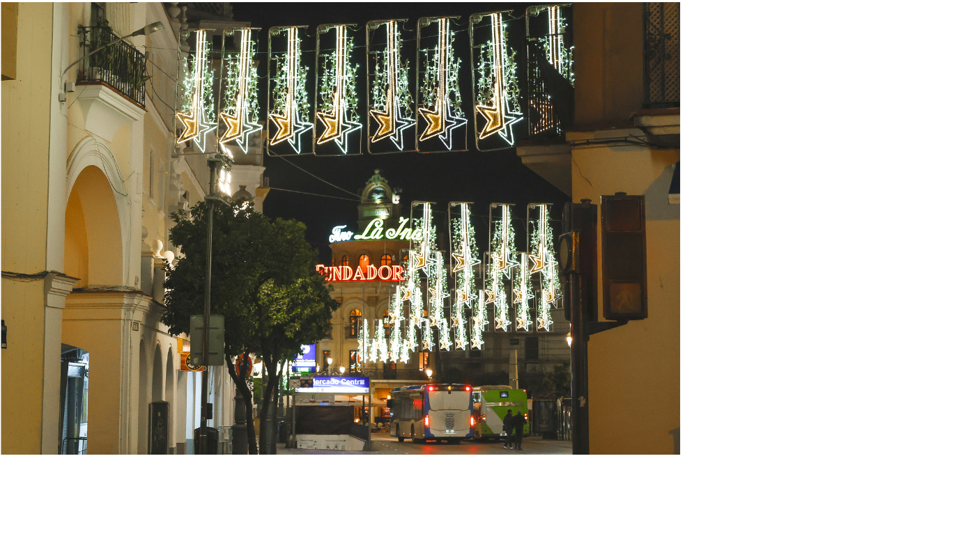 Foto de una calle de Sevilla con decorado de Navidad.