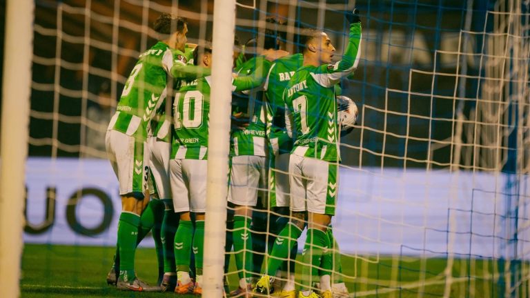 Los jugadores del Real Betis celebran uno de sus goles en el triunfo por 1-3 ante el Dinamo de Zagreb en la Europa League.
