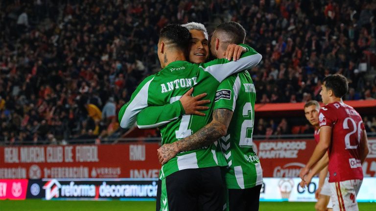Cucho Hernández, Antony y Aitor Ruibal celebran el segundo gol verdiblanco en el duelo entre Real Murcia y Real Betis en Copa del Rey