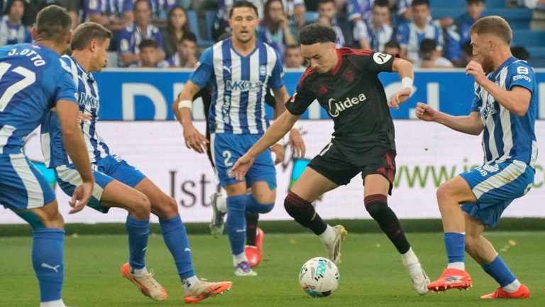 Rubén Vargas cubierto por tres defensas del Deportivo Alavés. El extremo suizo no estará presente en el duelo de Copa del Rey.