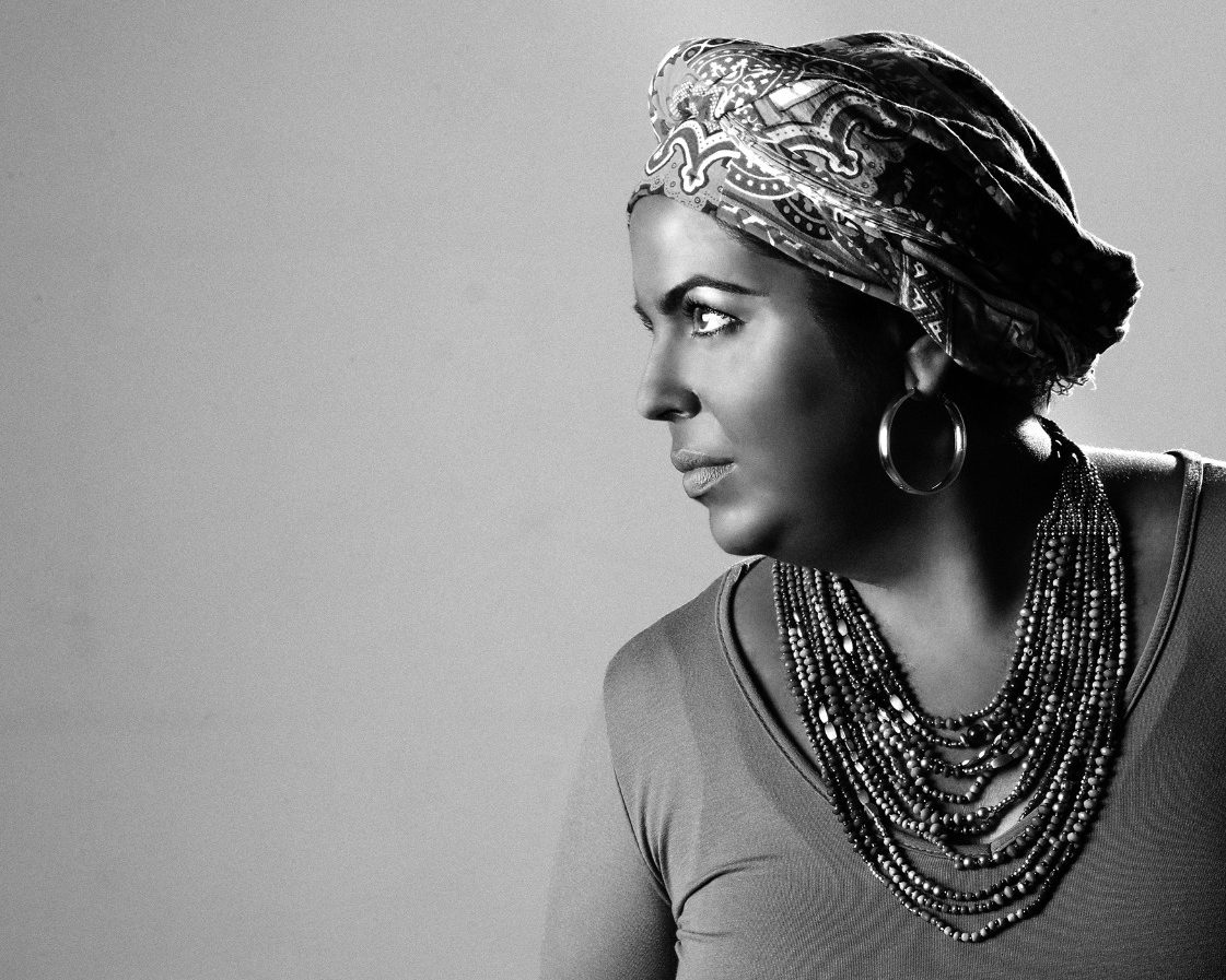 Rossana Franzese con un pañuelo y joyas lujosas