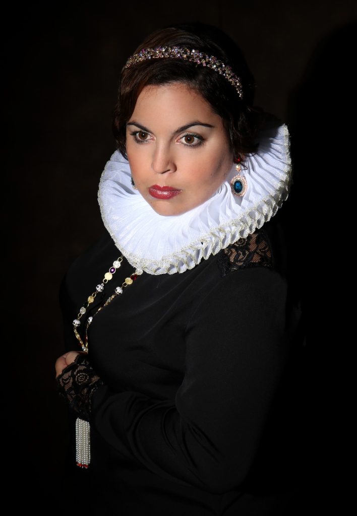 Rossana Franzese posando con adornos lujosos. 