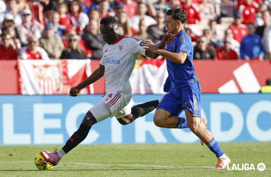 Akor Adams intenta rematar un balón a portería presionado por Javi López. Acción correspondiente al Sevilla - Oviedo de la jornada 16 de la Liga EA Sports.