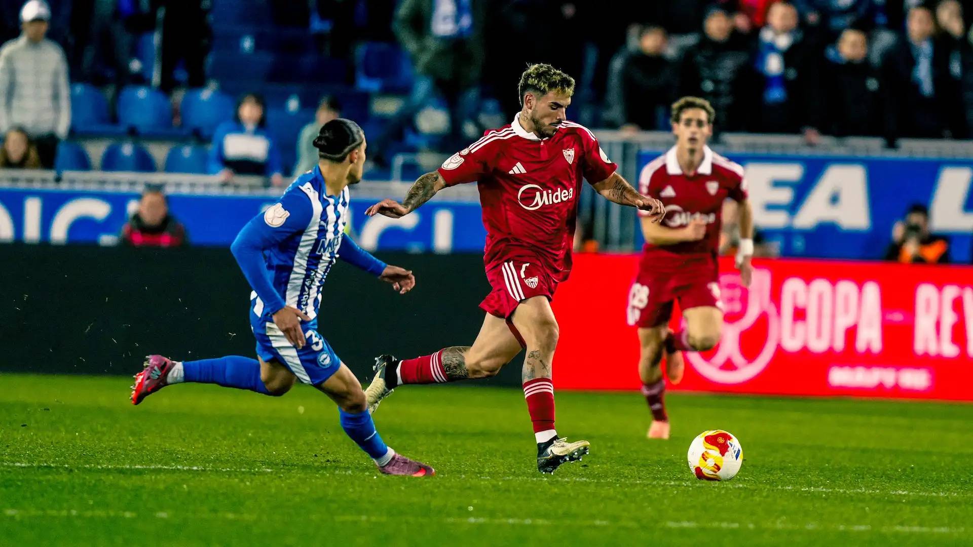 Isaac Romero (Sevilla) conduce el balón perseguido por Youssef (Alavés) en el duelo de Copa del Rey que enfrentaba a ambos equipos.