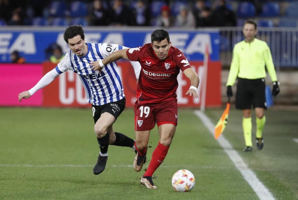 Marcos Acuña se zafa del marcaje de un futbolista del Alavés en el último duelo de Copa del Rey entre ambos equipos en 2023.