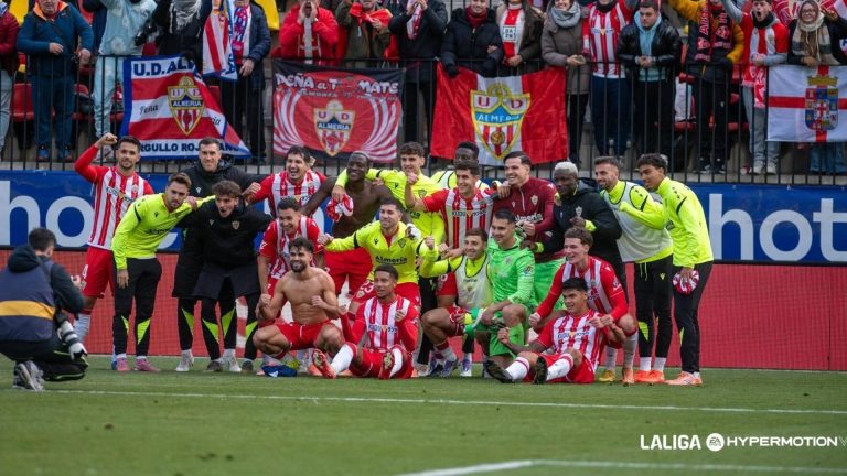 Los jugadores del Almería celebran con su afición la victoria 1-2 ante el Andorra, único triunfo andaluz en la Liga Hypermotion