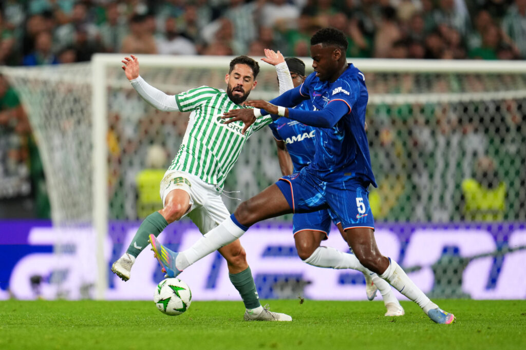 Isco disputa un balón con Badiashile ante la mirada de Madueke. El Real Betis disputó en 2025 la primera final europea de la historia.