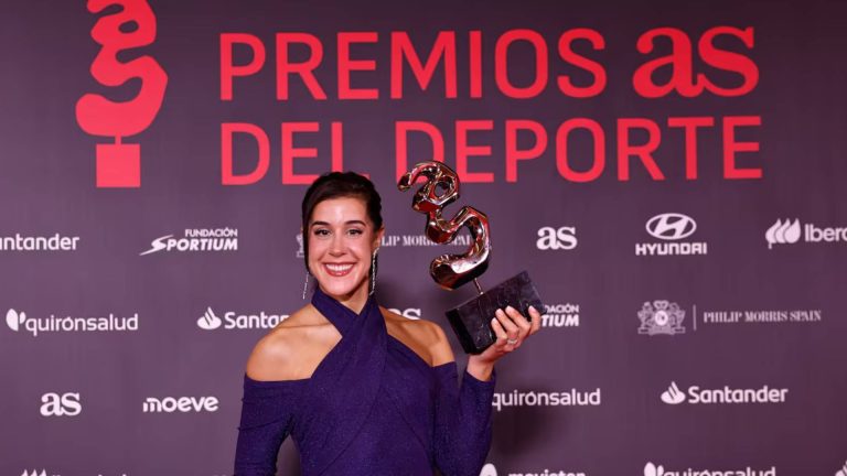 Carolina Marín en la gala de los deportes del Diario AS con el Premio AS Deporte en Positivo.