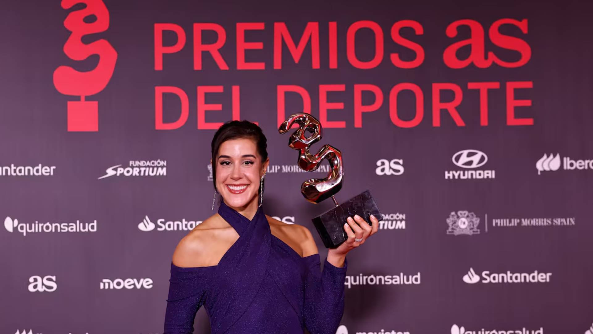 Carolina Marín en la gala de los deportes del Diario AS con el Premio AS Deporte en Positivo.
