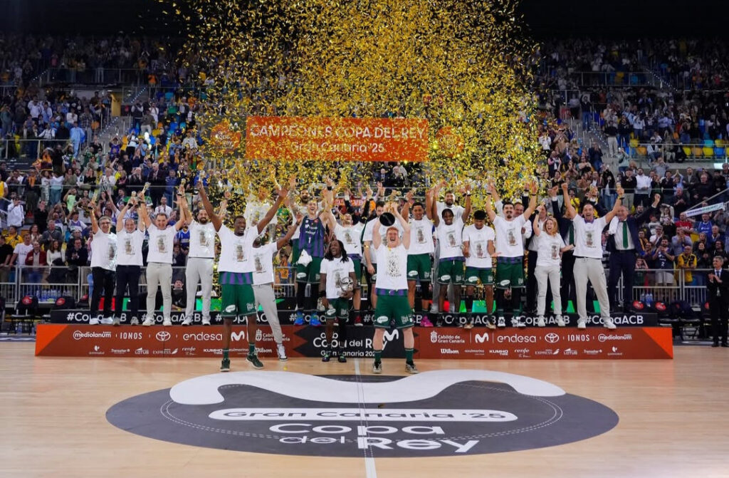 Alberto Díaz levanta la Copa del Rey de baloncesto 2025 junto a sus compañeros, el primero de los tres títulos que logró el equipo malagueño en 2025.