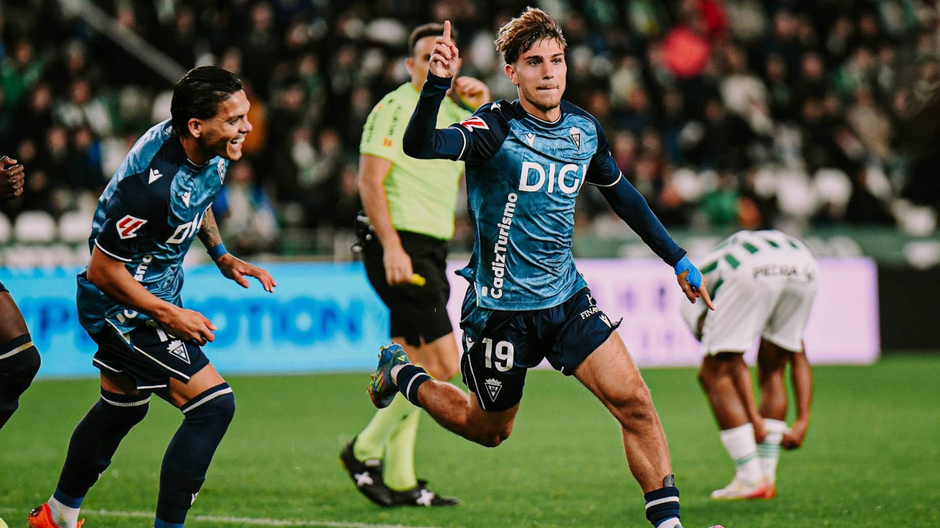 De la Rosa celebra el primer gol en la victoria del Cádiz ante el Córdoba en la jornada 16 de la Liga Hypermotion.