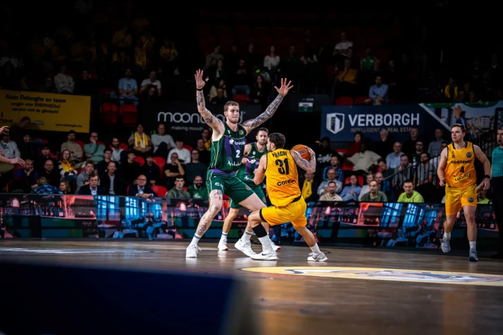 Balcerowski cubre un posible tiro de tres de Yaacob, forzándole a cambiar de jugada.