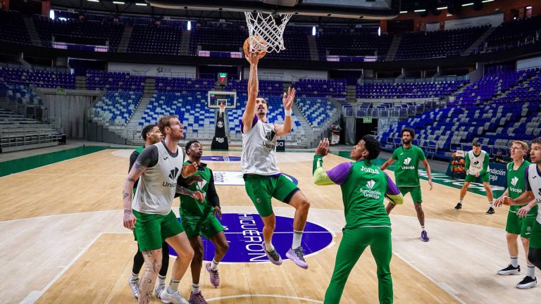 Nihad Djedovic realiza una entrada a canasta en su regreso a los entrenamientos con Unicaja.