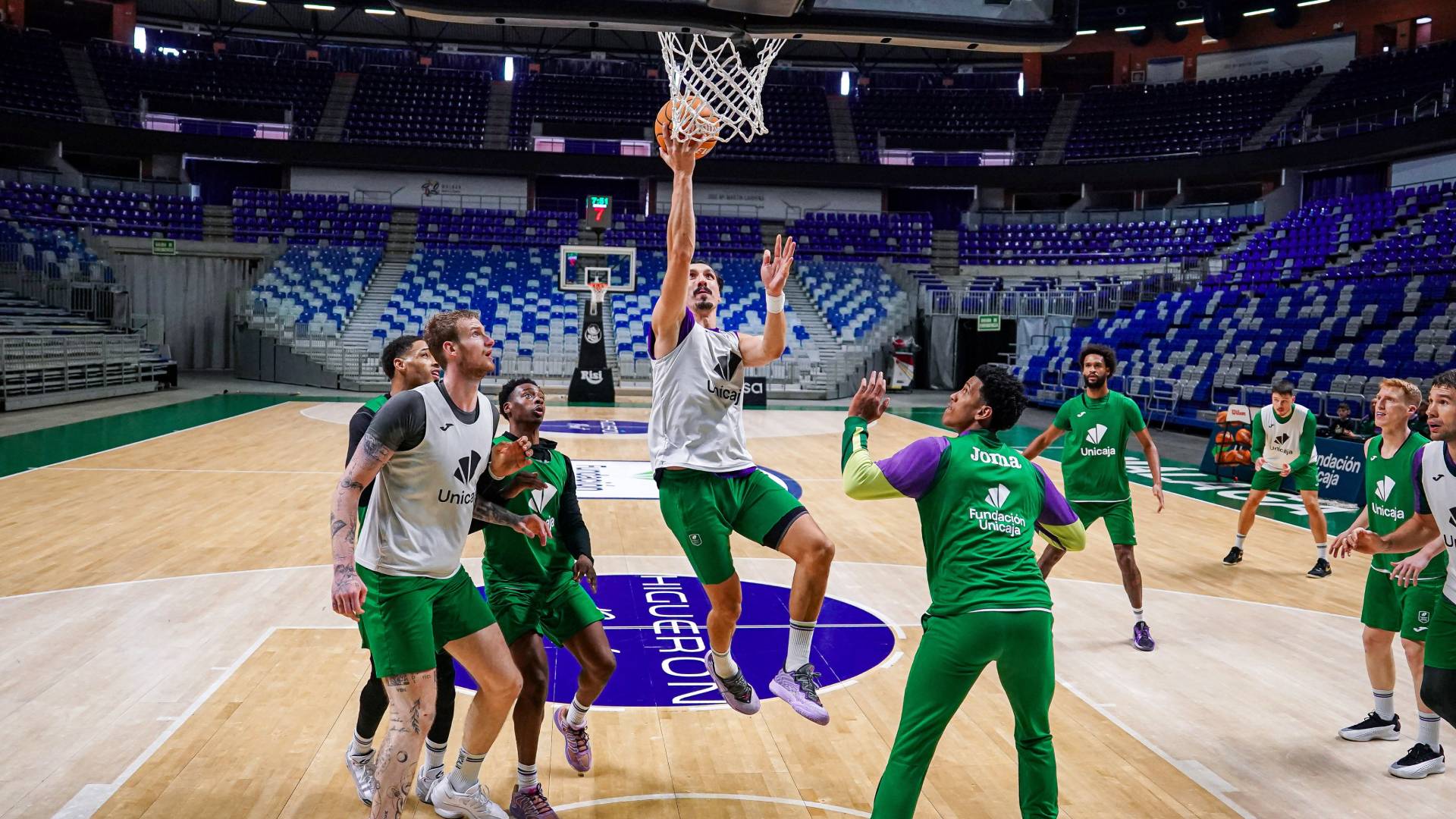 Nihad Djedovic realiza una entrada a canasta en su regreso a los entrenamientos con Unicaja.