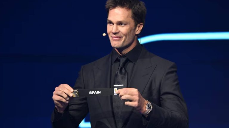 Tom Brady sujeta el papel con la palabra España en el sorteo del Mundial 2026. La selección quedó encuadrada en el grupo H con Uruguay, Arabia Saudí y Cabo Verde