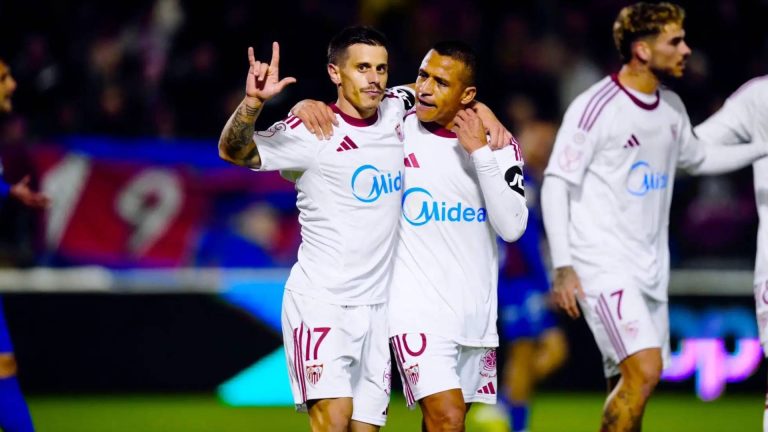 Alfon y ALexis celebran el primer gol del Sevilla en el enfrentamiento de Copa del Rey ante el Extremadura.