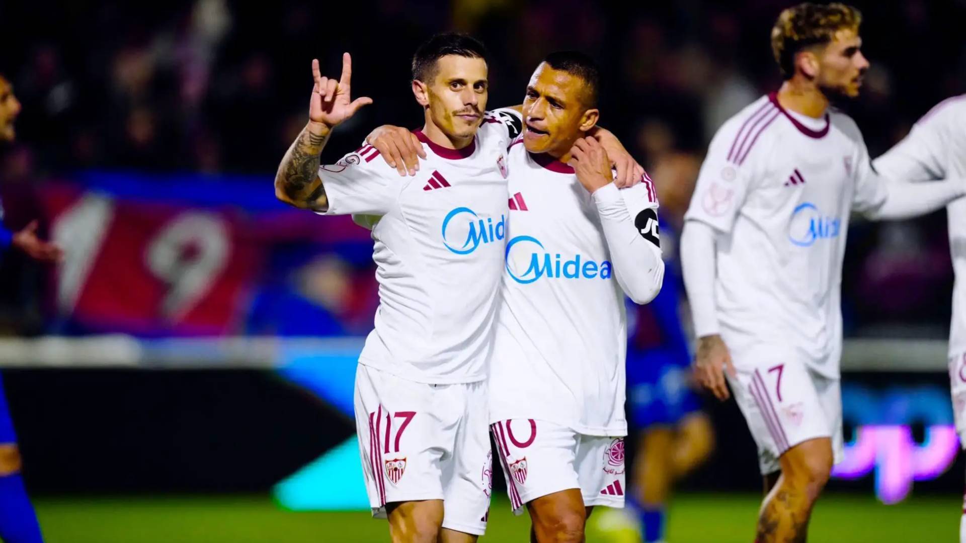Alfon y ALexis celebran el primer gol del Sevilla en el enfrentamiento de Copa del Rey ante el Extremadura.