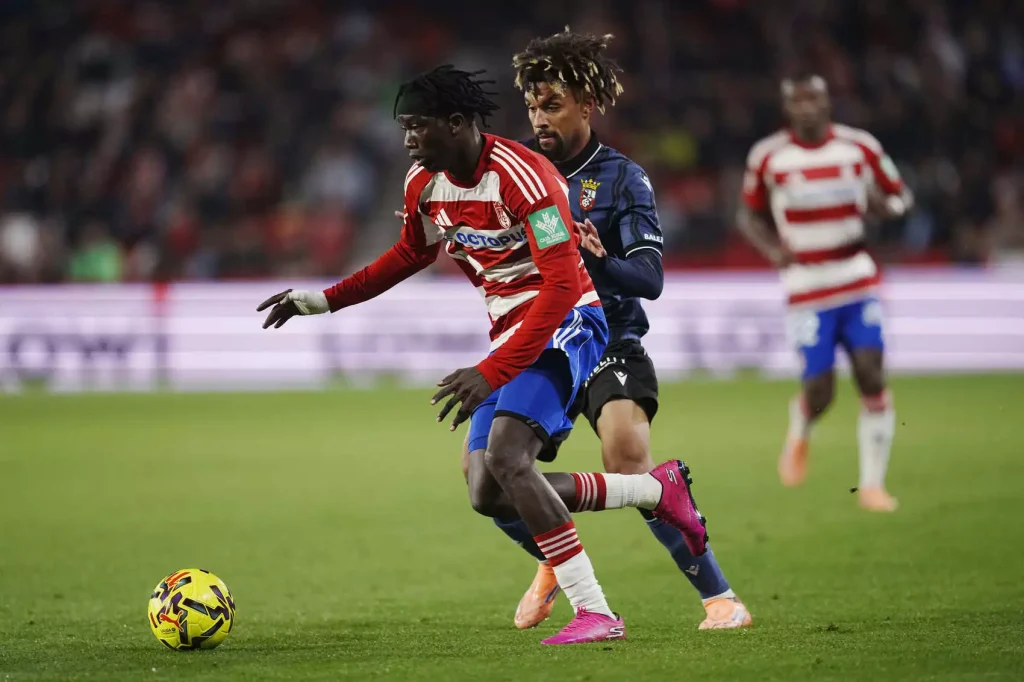 Souleymane Faye es perseguido por Konrad de la Fuente en una acción del empate entre Granada y Ceuta en la jornada 17 de la Liga Hypermotion