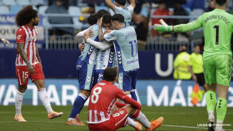 Los jugadores del Málaga celebran en 1-0 ante la UD Almería en el derbi de la Liga Hypermotion que acabó con triunfo local por 2-1.