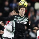 Andrei Ratiu (Rayo Vallecano) y Rodrigo Riquelme (Real Betis) pugnan por un balón aéreo en el encuentro del lunes entre el equipo vallecano y el sevillano que acabó en empate a 0.