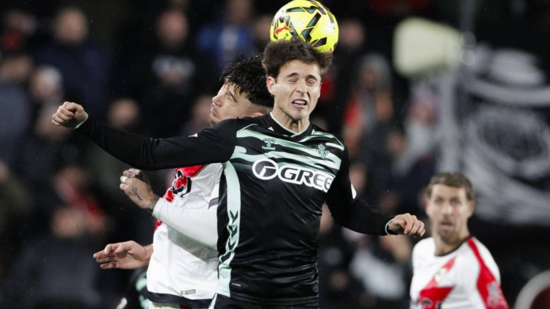 Andrei Ratiu (Rayo Vallecano) y Rodrigo Riquelme (Real Betis) pugnan por un balón aéreo en el encuentro del lunes entre el equipo vallecano y el sevillano que acabó en empate a 0.