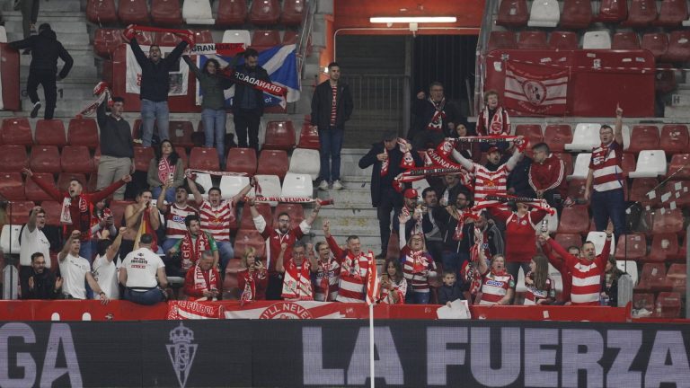 Aficionados granadinistas desplazados a ver a su equipo a Gijón. Un colectivo de los mismos anima a boicotear el partido de Copa del Rey del Granada por los precios de las entradas.