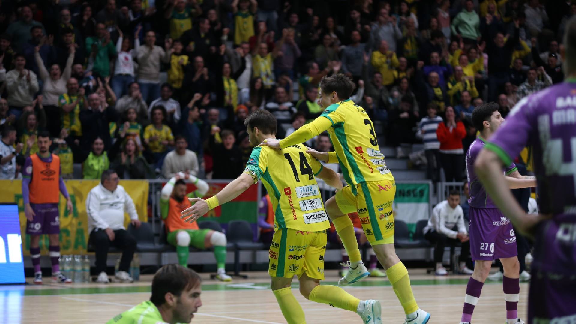 Power celebra junto a Brandi el primer tanto del Jaén Paraíso Interior en la victoria por 4-2 ante el Palma para asegurar un puesto en la Copa de España.