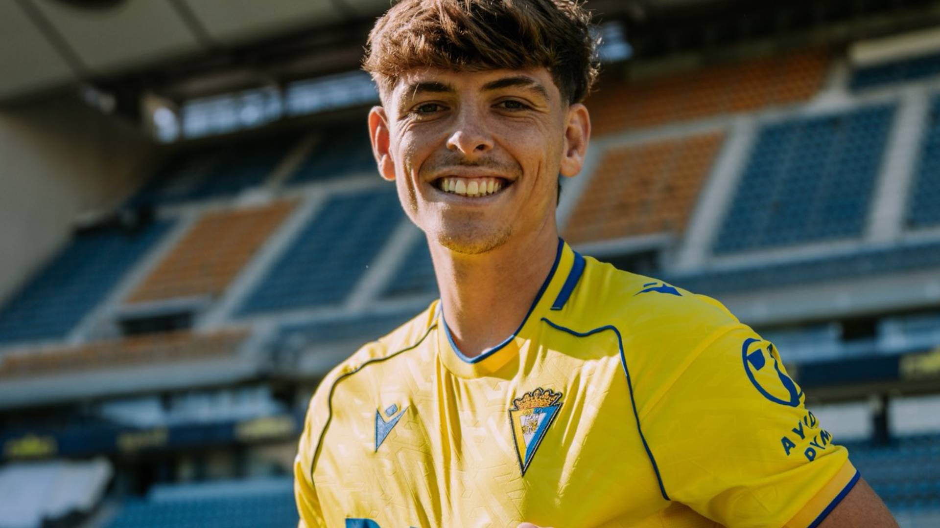 Jerónimo Dómina posa en el Nuevo Mirandilla con la camiseta del Cádiz CF.