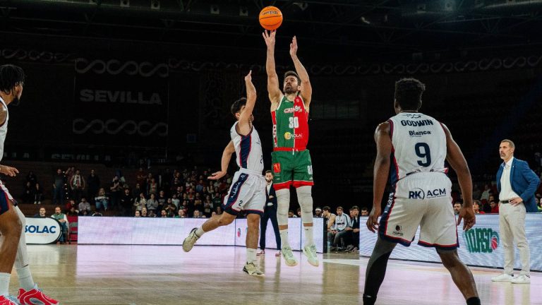 Triple de Josep Franch sobre la defensa del Jaén. El regreso del base ayudó al triunfo del Caja87 esta semana.