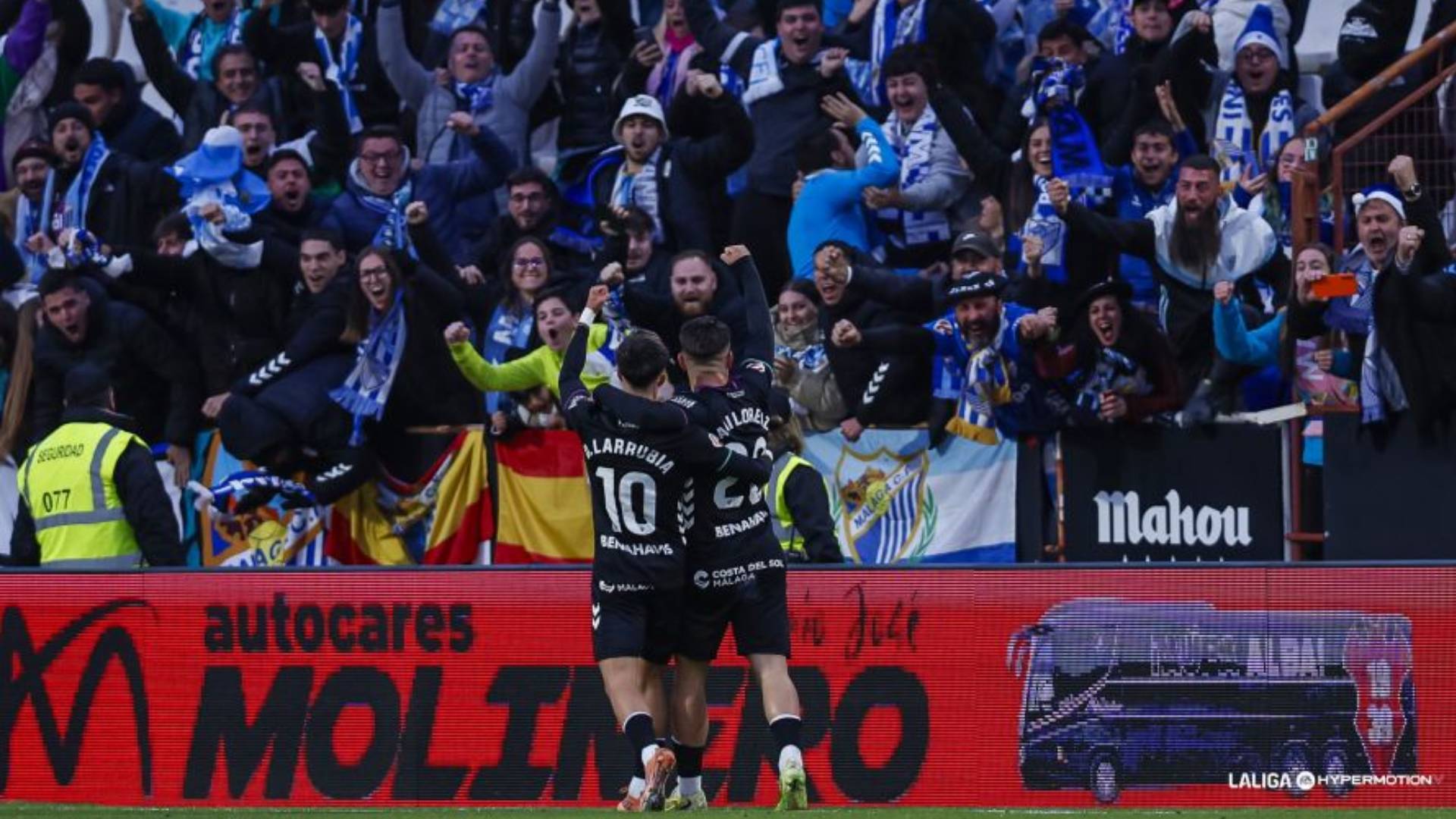 Larrubia y Dani Lorenzo celebran con la afición malaguista uno de los goles del Málaga en su victoria ante el Albacete en la Liga Hypermotion.