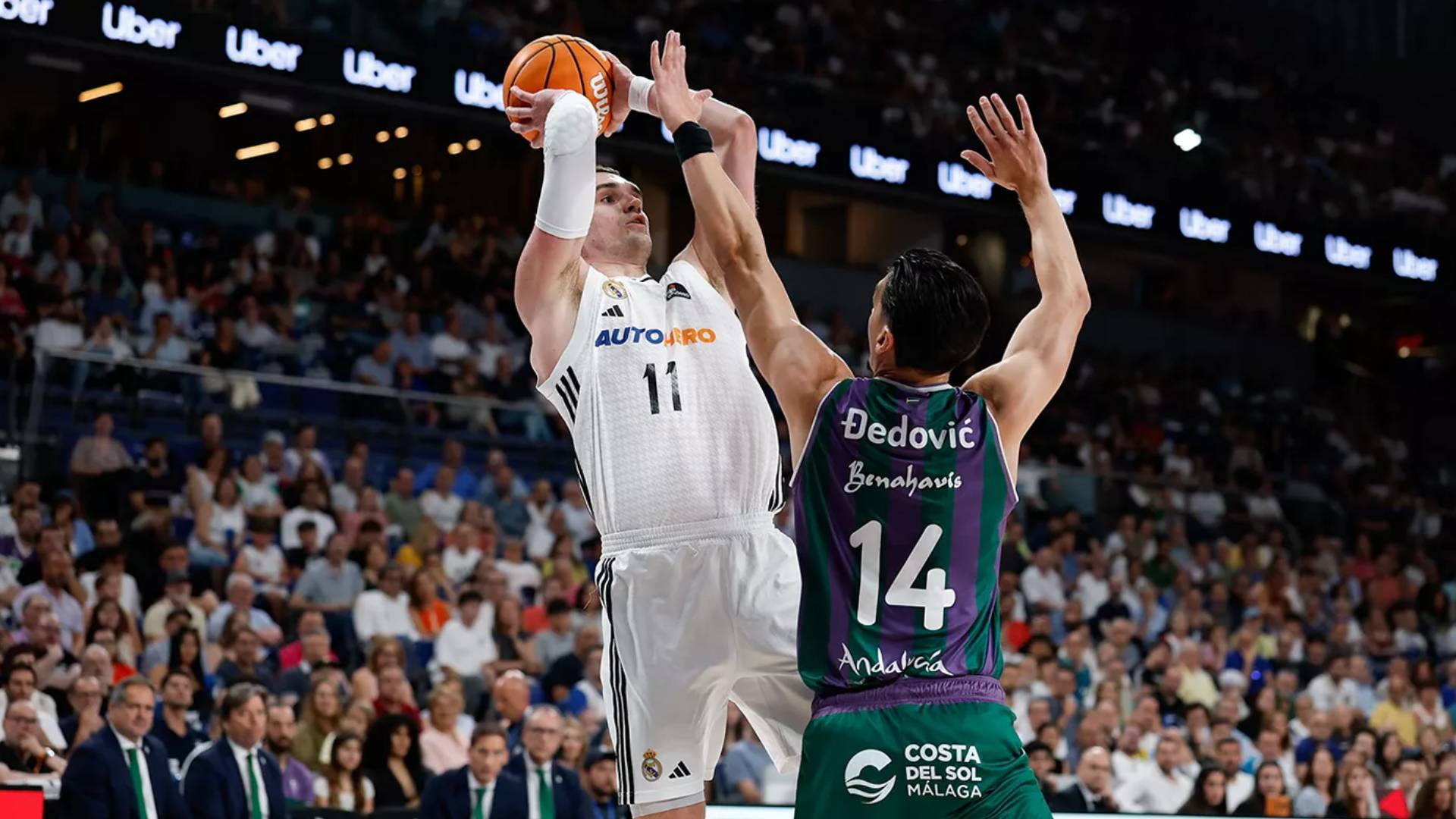 Mario Hezonja (Real Madrid) intenta un lanzamiento de tres mientras Nihad Djedovic (Unicaja) trata de evitarlo. El Madrid se acabaría llevandpo el triunfo ante los malagueños en la penúltima jornada anual de la Liga Endesa.
