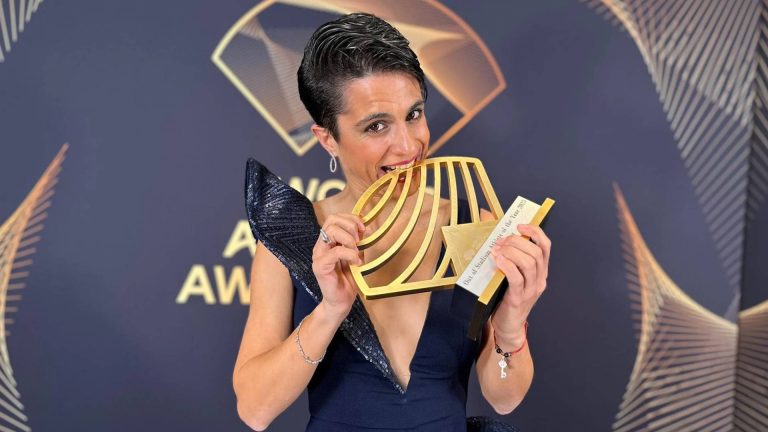 María Pérez muerde el trofeo de mejor atleta del año fuera de pista. Se convierte así en la primera atleta española en ser premiada en los World Athletics Awards.