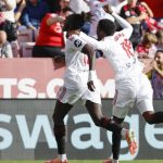 Mendy y Agoumé celebran el 3-0 en el partido del Sevilla ante el Oviedo.