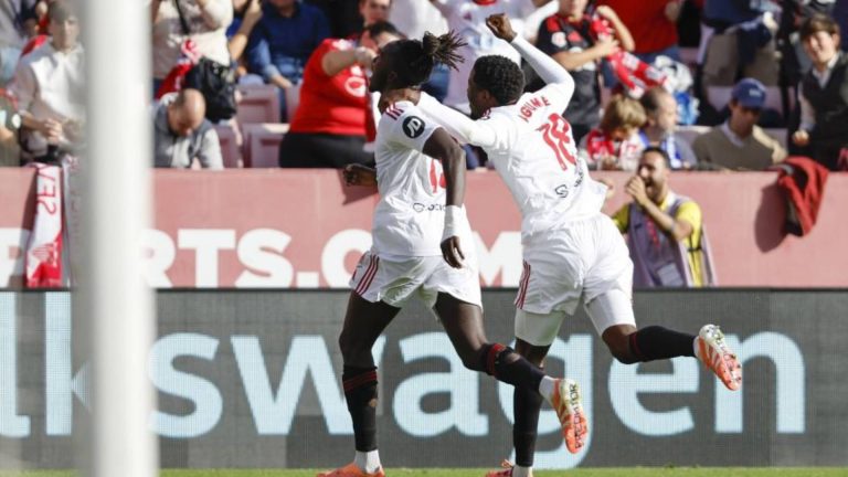 Mendy y Agoumé celebran el 3-0 en el partido del Sevilla ante el Oviedo.