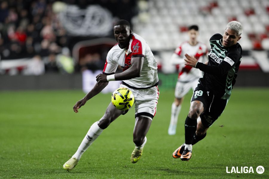 Nebel Mendy protege con su cuerpo un balón del intento de robo por parte del delantero bético Cucho Hernández.