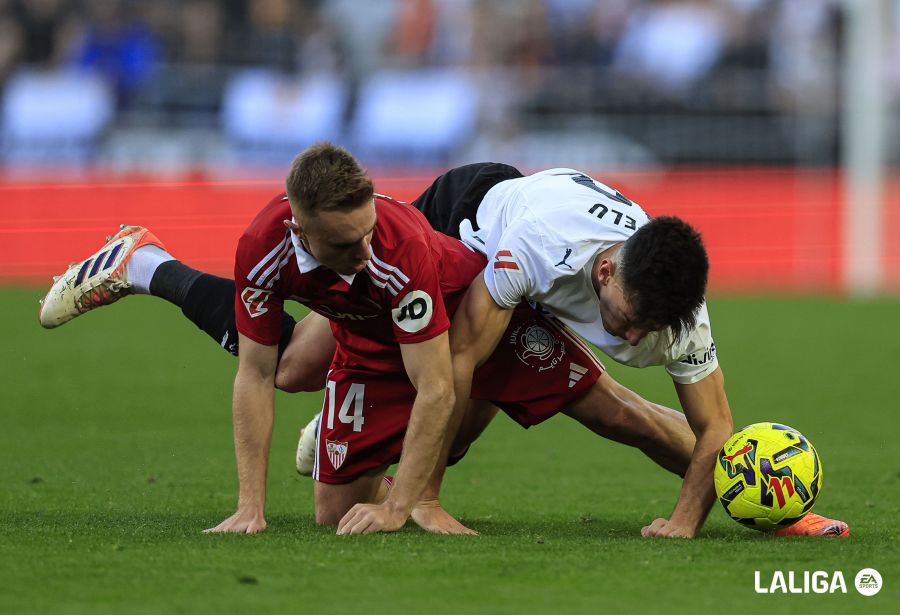 Peque (Sevilla) y Pepelu (Valencia) pugnan por un balón tras chocar entre ellos en el partido de liga que enfrentaba a ambos equipos.