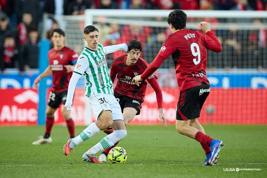 Requena se dispone a salir de la presión de Carlos Fernández y Petit con un pase a un compañero. El Córdoba volvió a la senda de la victoria en su duelo de la Liga Hypermotion ante el Mirandés.