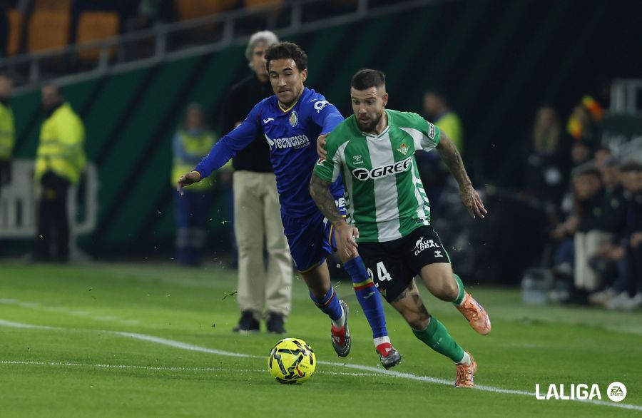 Ruibal avanza por la banda izquierda del terreno de juego tras escaparse de la marca de Luis Milla que intenta agarrarlo para detenerlo. Ruibal fue el gran protagonista de la goleada del Betis sobre el Getafe.