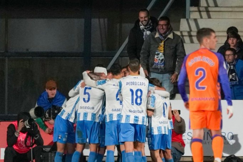 Los jugadores del Talavera celebran ante la presencia de Gabilondo uno de los goles de su equipo para eliminar al Málaga de la Copa del Rey.