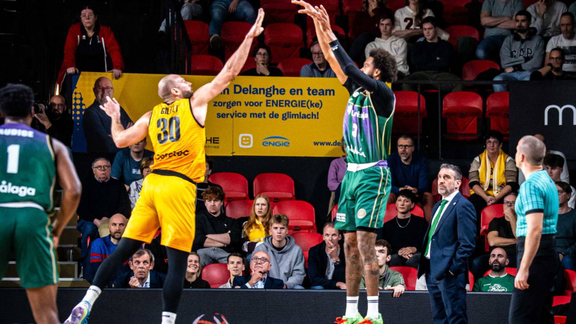 James Webb III (Unicaja) lanza un triple sobre Gillet (Oostende) en el partido de fase de grupos de la Basketball Champions League.
